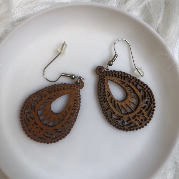 Boho brown dangle/drop wooden earrings - Picture 3 of 3